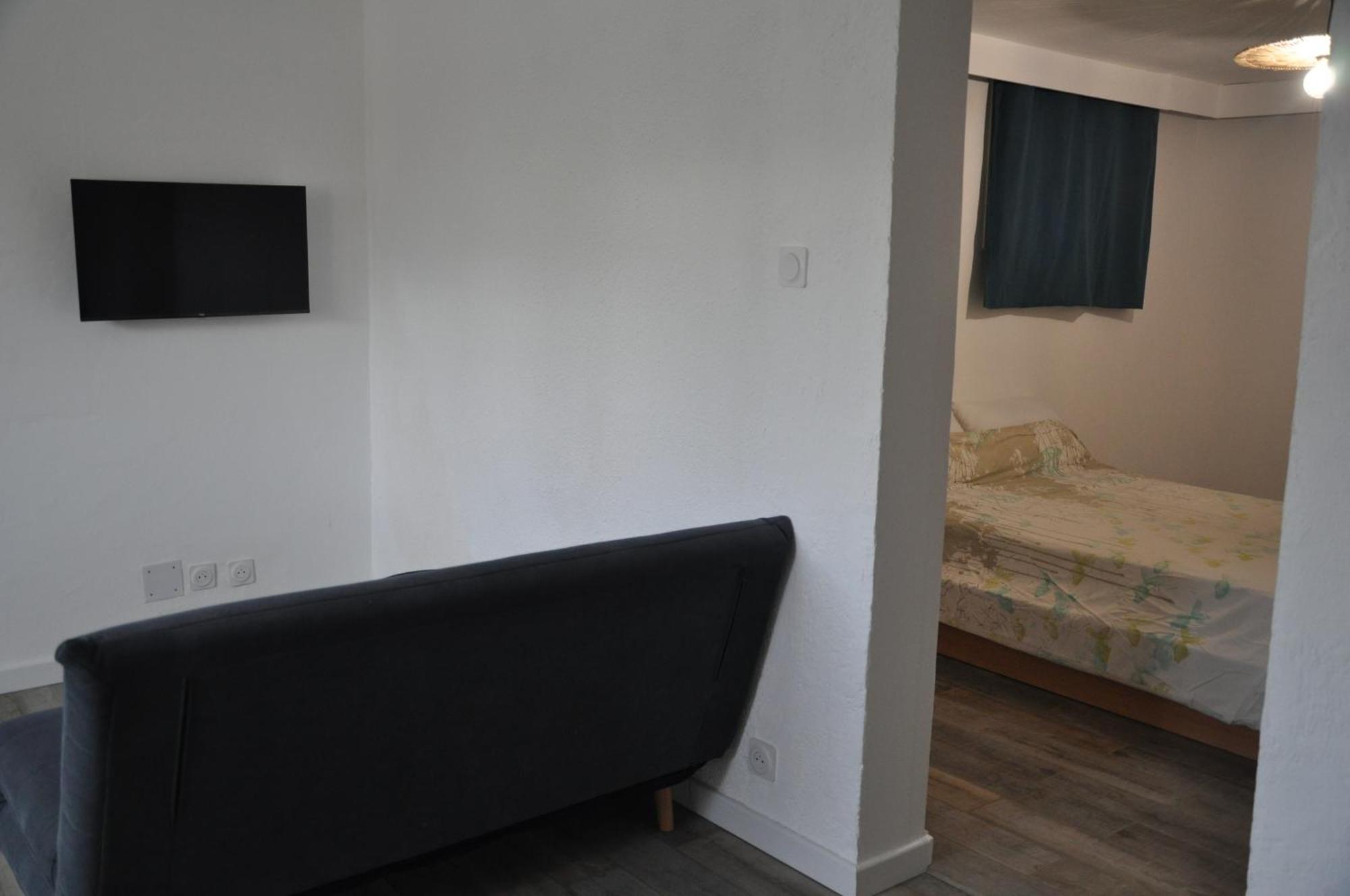 2 Pieces Renove En Rez-de-chaussee Proche De La Gare