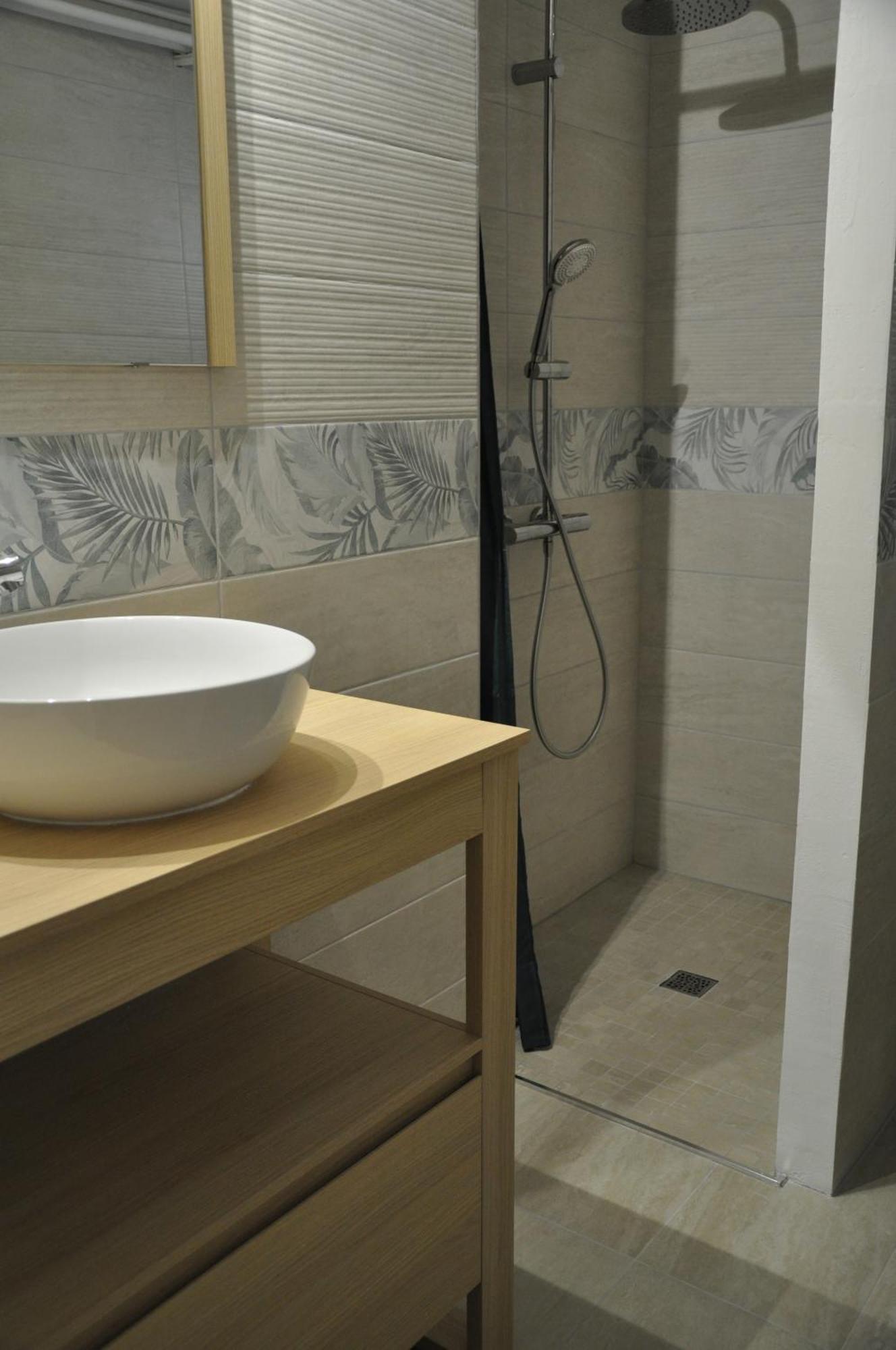 Apartment 2 Pieces Renove En Rez-de-chaussee Proche De La Gare *